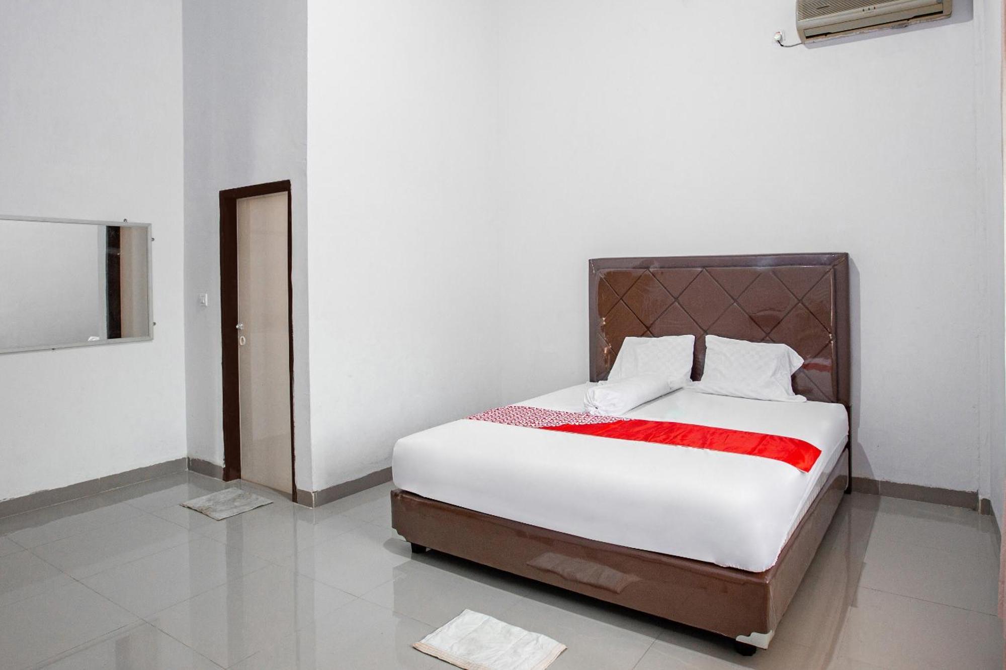 Oyo 92587 Homestay Romauli Kampung Radja Jambi Buitenkant foto